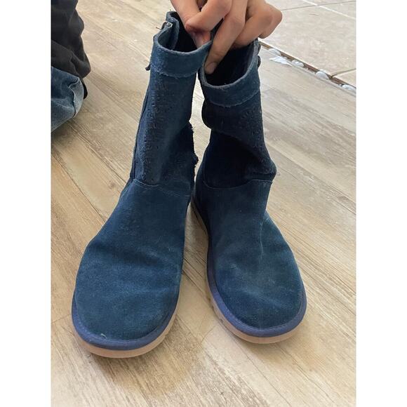 UGG Women's Blue Suede Ankle Boots Sheepskin Lining Size 6 - Picture 1 of 8